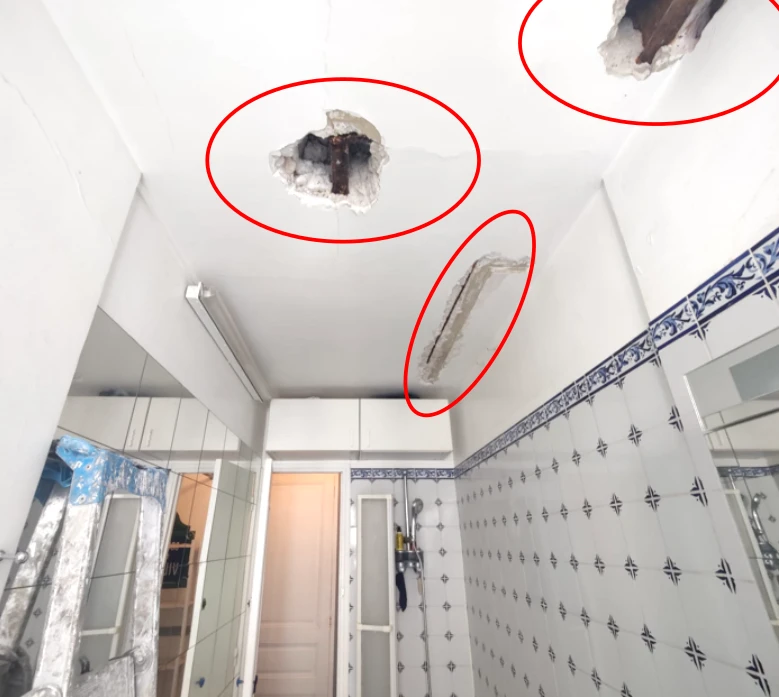 Photo d'un plafond avec trois trous de sondage