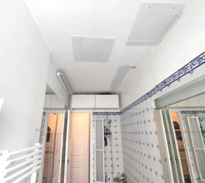 Photo d'un plafond où les trous sont refermés par des trappes